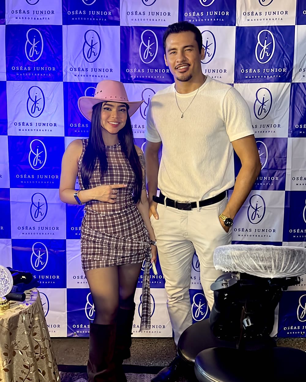 Oséas Junior com a cantora Vitória Freitas